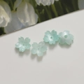 Dettaglio di perline a fiore in acrilico verde menta da 12mm per gioielli fai da te - Verde chiaro