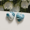 Detail view of heart-shaped DIY beads with blue and white marble texture and gold pins - 1 Piece/Pack / Lake Blue