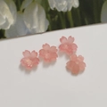 Dettaglio di perline a fiore di sakura in resina rosa da 12mm per gioielli fai-da-te - Rosa chiaro