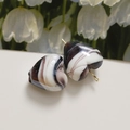 Pair of heart-shaped marble resin beads with purple swirls and gold metal pin attachments - 1 Piece / Purple