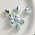 Detailansicht handgefertigter hellblauer Keramik-Vogelperlen für DIY-Schmuckzubehör - Hellblau