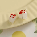 Gros plan de boucles d'oreilles lapin blanc mignon avec des accents rouges et tiges - Rouge