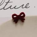 Elegante tiefrote beflockte Samtschleifen-Ohrstecker mit S925-Silbernadel für Damen - Design Nr. 2 / Rot