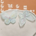 Détail de pince à cheveux papillon en mesh brodé double couche avec fils irisés - Bleu clair