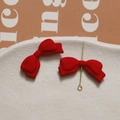 Macro-opname van matte rode harsstrikken voor DIY-sieraden in een witte keramische schaal - Rood