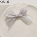 Elegante lichtgrijze organza haarstrikclip voor meisjes op een wit stenen dienblad - Klein Grijs