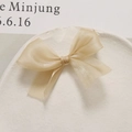Elegante champagne organza strik haarclip op marmeren bord voor kinderen sieraad - Klein Geel
