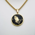 Detailansicht eines goldenen Gebetshände Anhängers mit ONE DAY AT A TIME Text - 60CM / Gold