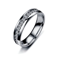 Vue détaillée d'une bague en acier inoxydable argenté avec zircons blancs sertis en rail - Taille 5 / Argent
