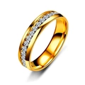 Détail de la bague en acier inoxydable doré sertie d'une rangée de zircons blancs - Taille 5 / Or