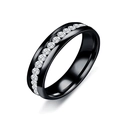 Détail d'une bague en acier inoxydable noir avec une rangée de zircons sertis en rail - Taille 5 / Noir
