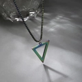 Collar minimalista con colgante de triángulo arcoíris y cadena de caja gris oscuro - Iridiscente