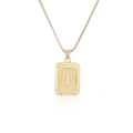 Primer plano detallado del collar de cadena box de acero titanio dorado con letra I - Letra I