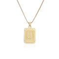 Detalle del colgante rectangular dorado con letra J grabada y cadena de caja en acero titanio - Letra J