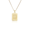 Detalle de colgante rectangular dorado con letra M en relieve en una cadena de caja - Letra M