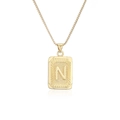 Détail du pendentif rectangulaire doré avec lettre N et motif radial sur chaîne - Lettre N / Or