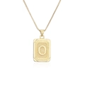 Detalle de collar de acero dorado con colgante letra O grabado y cadena tipo box - Letra O