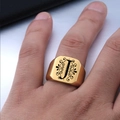 Détail d'une bague chevalière dorée en acier inoxydable avec lettre J et motifs floraux - Taille 6 / Lettre J