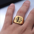 Vue détaillée d'une chevalière pour homme en or avec lettre L et motifs floraux gravés - Taille 6 / L