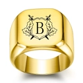 Chevalière carrée pour homme en or avec lettre B et blason sur fond blanc épuré - US 6 / Lettre B