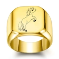Chevalière dorée polie avec un motif de cheval noir minimaliste sur la surface plane - US 6 / Cheval de Course Or