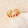 Bague ajustable plaqué or avec texture tressée et cinq pierres de zircon rouges - Style Strass Losange Rose (k-01)
