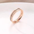 Makro-Detail des Eternity-Rings mit quadratischen Kristallen und Roségold-Finish auf Keramik - US 3 / Einreihiger Strassring / Roségold