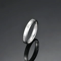 Nahaufnahme eines abgeschrägten Rings mit gebürsteter Metallstruktur und poliertem Rand - US 6 / 4mm / Silber