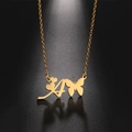 Détail du collier en acier doré avec pendentif lettre A, cœur et motif papillon - Lettre A Or