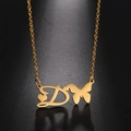 Détail du pendentif lettre D dorée avec cœur évidé et papillon sur chaîne délicate - Lettre D Or