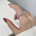 Anillo de acero de titanio plateado con hileras de circonitas brillantes en una mano - US 5 / Plateado (Una Hilera)