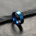 Bague minimaliste en acier inoxydable bleu avec finition lisse sur fond de pierre - 6 / 6mm / Bleu