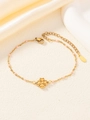 Dettaglio del bracciale con ciondolo a quadrifoglio dorato e piccole perline rosa - Rosa