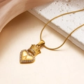 Collar de corazón con corona dorada y letra A de cristal sobre un fondo de seda elegante - Letra A