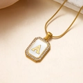 Collar dorado con letra A, colgante de nácar blanco y circonitas con cadena fina - Letra A