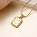 Collar dorado con colgante letra C de nácar blanco y circonitas brillantes - Letra C