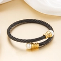 Pulsera de cable negro ajustable con detalles en oro de 18k y perlas blancas - 009 Cable Torsonado (5998057001568) / 009 Black Gold