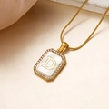 Collar chapado en oro con colgante letra D de nácar blanco y piedras de circón - Letra D