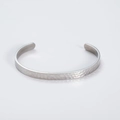 Brazalete abierto en forma de C de acero inoxidable con textura martillada minimalista - Color acero
