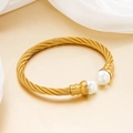 Elegante brazalete de cable trenzado dorado con perlas blancas y diseño abierto ajustable - 013 Cable Torsonado (5998057001570) / 013 Dorado