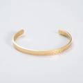 Brazalete ajustable de acero inoxidable dorado con un acabado de diseño martillado - Dorado