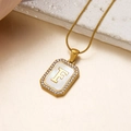 Goldene Halskette mit F-Anhänger aus weißer Muschel und Zirkonia auf Schlangenkette - Buchstabe F