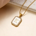 Goldene K-Buchstaben-Halskette mit funkelnden Diamanten und weißem Muschel-Inlay - Buchstabe K
