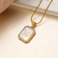 Goldene rechteckige M-Buchstaben-Halskette mit Perlmutt-Inlay und Zirkonrahmen auf Schlangenkette - M