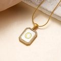 Goldene Halskette mit Buchstaben O Anhänger, weißer Muschel und Zirkonia Umrandung - Buchstabe O