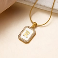 Goldene rechteckige Halskette mit weißer Muschel-Einlage und Buchstabe R mit Zirkon-Rand - Buchstabe R