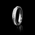 Bague de luxe en titane argenté avec rangée de zircons étincelants sur fond noir - US 6 / Simple Rangée Argent