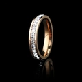 Bague d'éternité élégante en or rose avec une bande de cristaux de zircone de coupe carrée - US 6 / Simple Rangée Or Rose