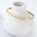 Minimalistischer 18K vergoldeter Armreif mit sieben Zirkonia auf schmalem Metallband - Gold