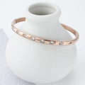 Minimalistischer Armreif in Roségold mit sieben Zirkonia-Steinen auf Keramikhalter - Roségold